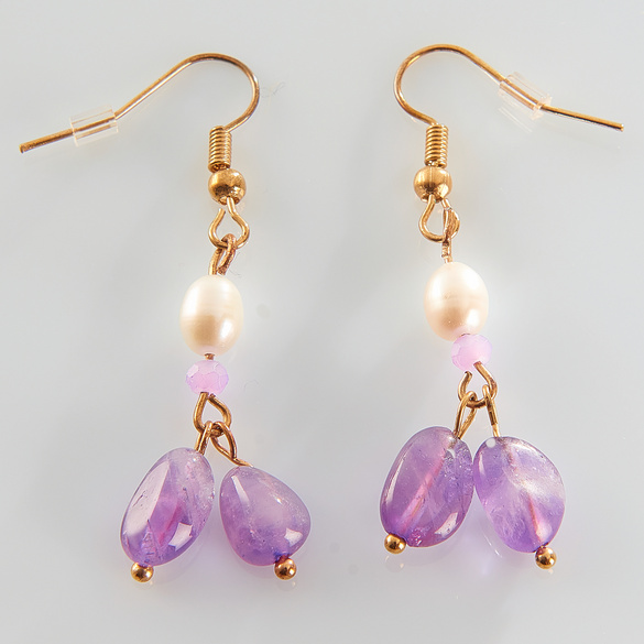 Amethyst-Ohrhänger mit Süßwasserperle