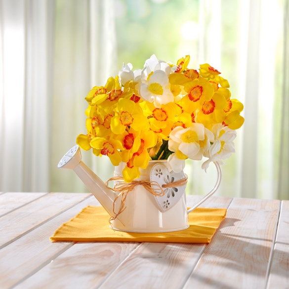 Blumenarrangement Gießkanne mit Narzissen