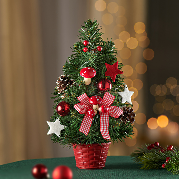 Künstlicher Weihnachtsbaum geschmückt im Topf