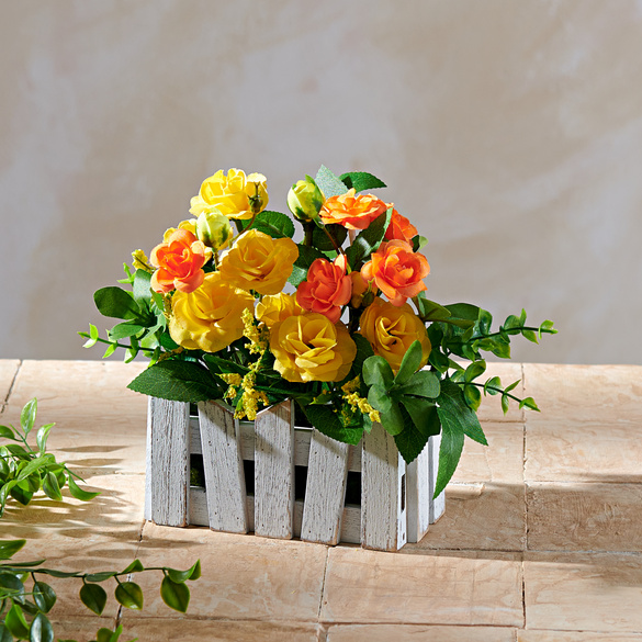 Kunstblumenarrangement Wildrosenbusch umzäunt