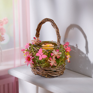Rattan-Kerzenhalter Henkelkorb mit Blüten Rattan-Kerzenhalter Henkelkorb mit Blüten