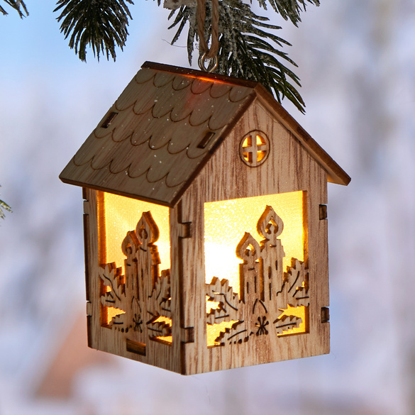LED-Holzhänger "Haus mit Kerzenmotiv"