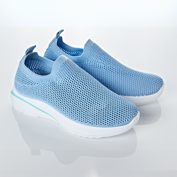 Sommer-Sneaker hellblau