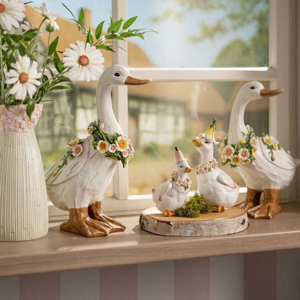 Dekofigur Gans mit Blumenkranz aus Magnesia rückblickend