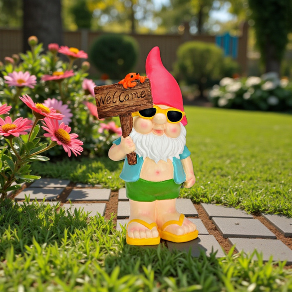 Gartenzwerg mit "Welcome"-Schild