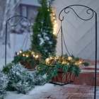 Gartenstecker mit Hängekorb und Tannengesteck mit LED